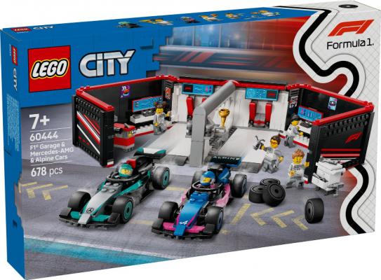 F1 garage met Mercedes-AMG en Alpine autos